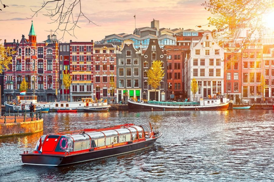 Amsterdam Amsterdam Classic Saloon Boat Cruise with Drinks and Cheese Private Tour by local